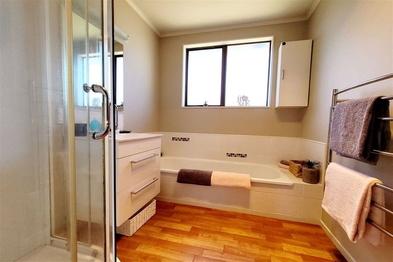 Photo of property in 10 Bayswater Place, Newlands, Wellington, 6037