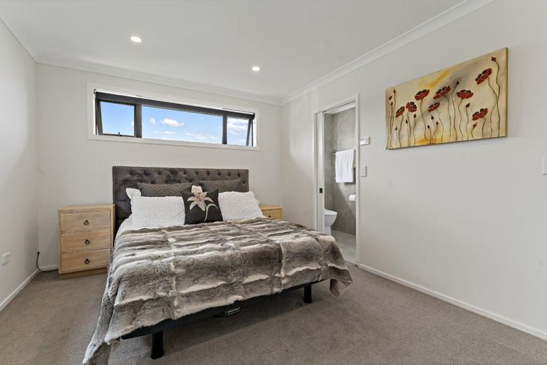 Photo of property in 2 Tollana Road, Te Atatu Peninsula, Auckland, 0610