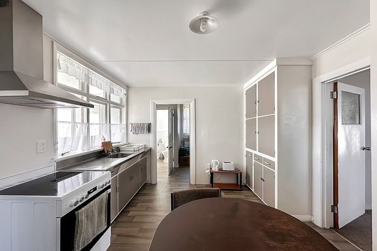 Photo of property in 18 Cornfoot Street, Castlecliff, Whanganui, 4501