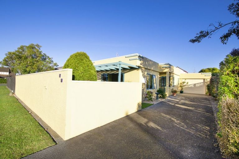 Photo of property in 2a Cambridge Terrace, Taradale, Napier, 4112