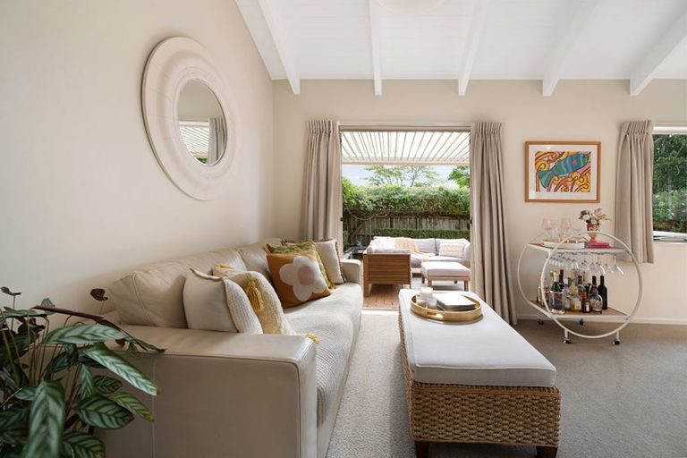 Photo of property in 6 Graven Court, Henderson, Auckland, 0612