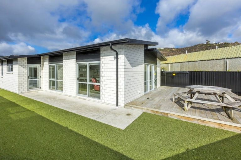 Photo of property in 14 Passchendaele Grove, Trentham, Upper Hutt, 5018