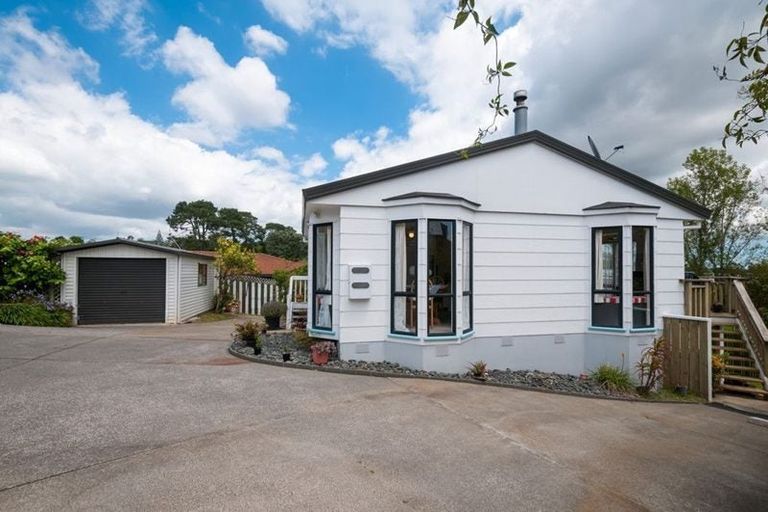Photo of property in 1/6 Altair Place, Windsor Park, Auckland, 0632
