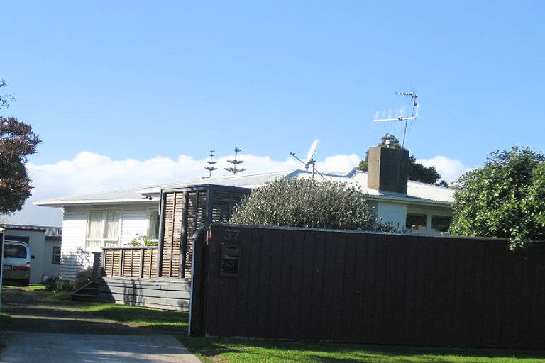 Photo of property in 35 Mazengarb Road, Paraparaumu Beach, Paraparaumu, 5032