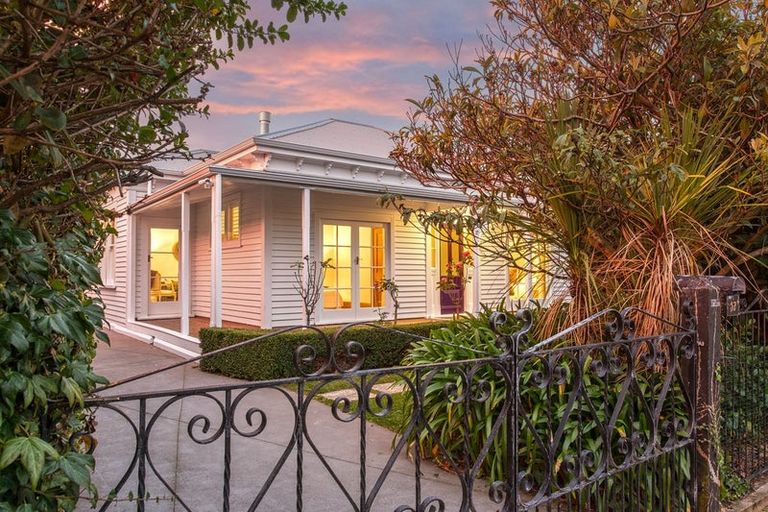 Photo of property in 17 Martin Avenue, Beckenham, Christchurch, 8023
