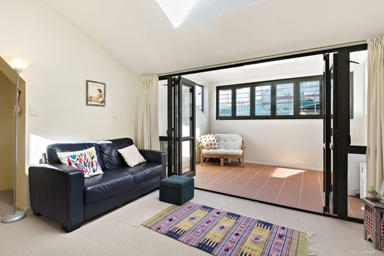 Photo of property in Courtenay Mews Apartments, 18/14u Alpha Street, Te Aro, Wellington, 6011