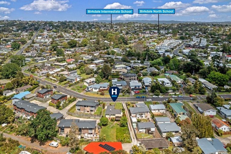 Photo of property in 15 Lauderdale Road, Birkdale, Auckland, 0626