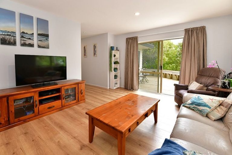 Photo of property in 19 Greta Place, Stanmore Bay, Whangaparaoa, 0932