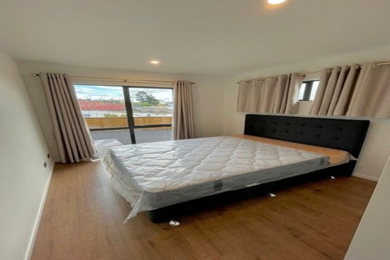 Photo of property in 1 Lawson Creek Street, Massey, Auckland, 0614