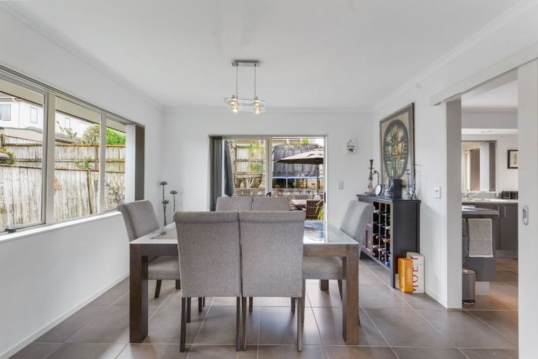Photo of property in 16 Fernloche Place, Flat Bush, Auckland, 2016