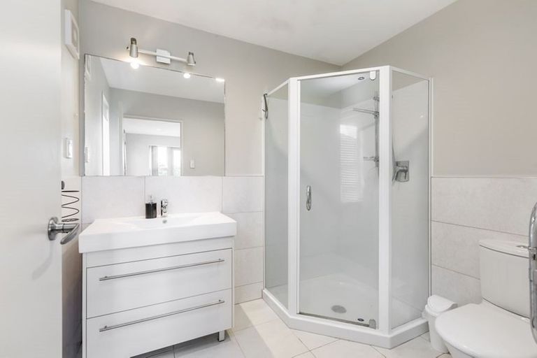 Photo of property in 24 Kittiwake Drive, Schnapper Rock, Auckland, 0632