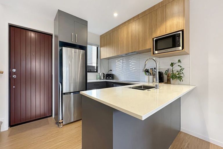 Photo of property in 4/17 Rewarewa Road, Te Atatu Peninsula, Auckland, 0610