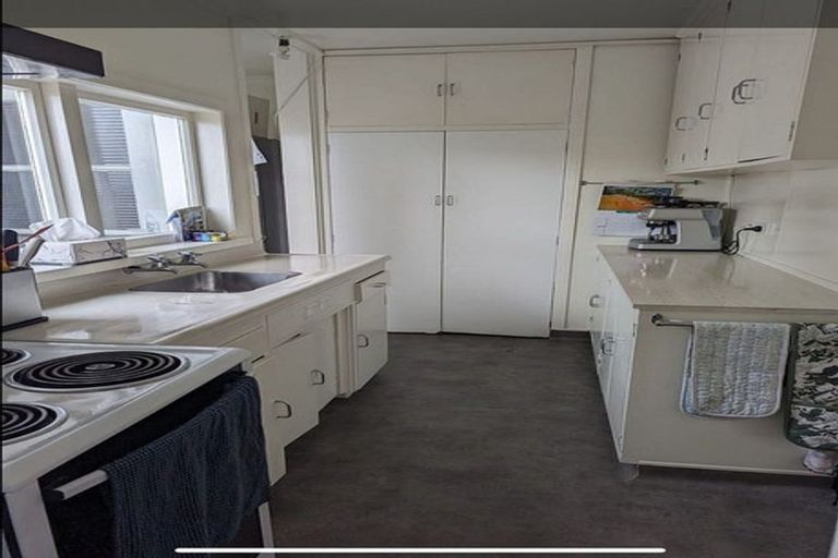 Photo of property in 123 Onepu Road, Lyall Bay, Wellington, 6022