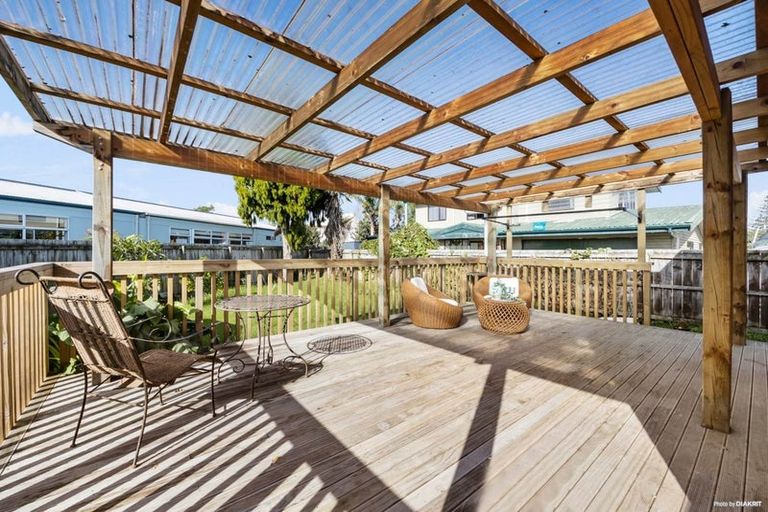 Photo of property in 9 Gwendoline Avenue, Te Atatu Peninsula, Auckland, 0610