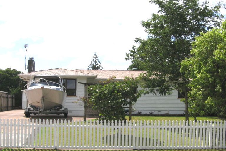 Photo of property in 35 Paragon Avenue, Beach Haven, Auckland, 0626