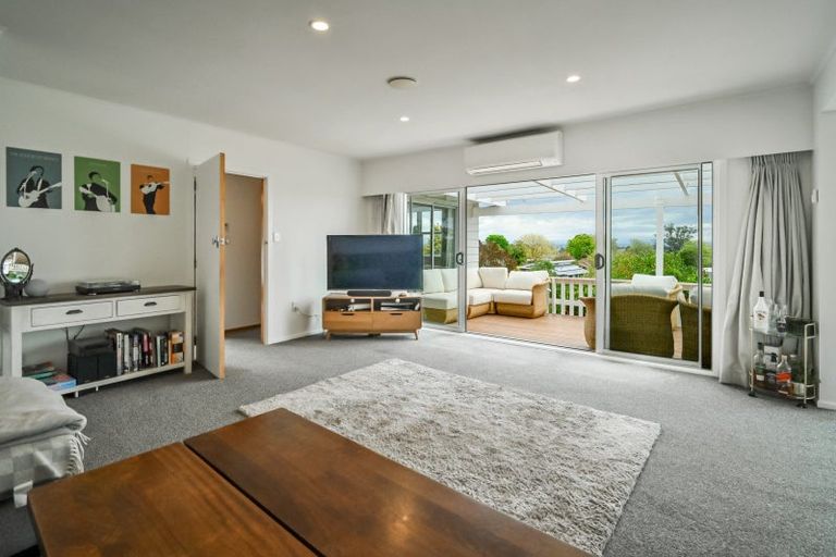 Photo of property in 11 Busby Hill, Havelock North, 4130