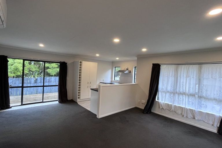 Photo of property in 36 Serwayne Place, Sunnyvale, Auckland, 0612