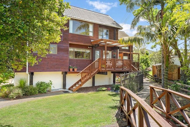 Photo of property in 1/17 Sandown Road, Rothesay Bay, Auckland, 0630