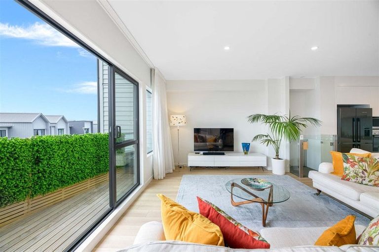Photo of property in 14 Moki Place, Long Bay, Auckland, 0630