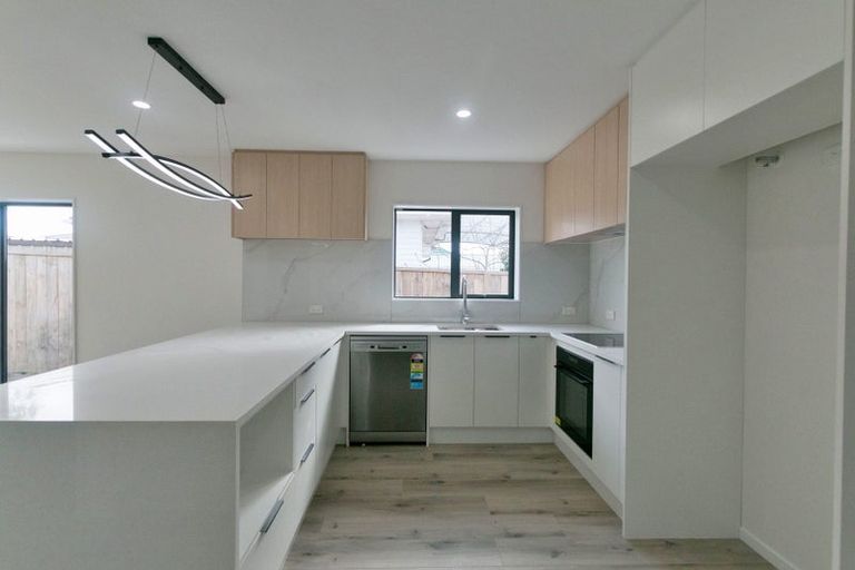 Photo of property in 17e Martin Place, Kelston, Auckland, 0602