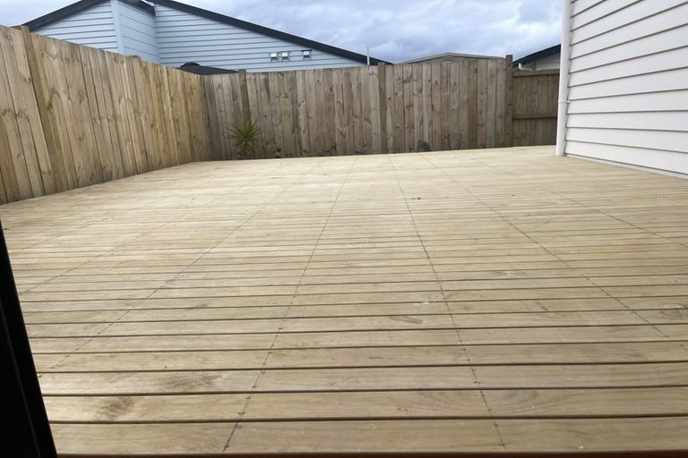 Photo of property in 17 Cronshaw Road, Karaka, 2113