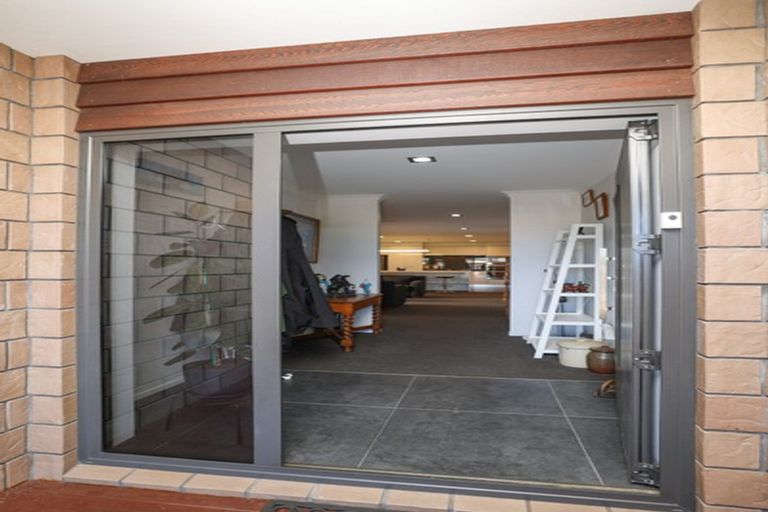Photo of property in 8 Settlers Close, Whalers Gate, New Plymouth, 4310