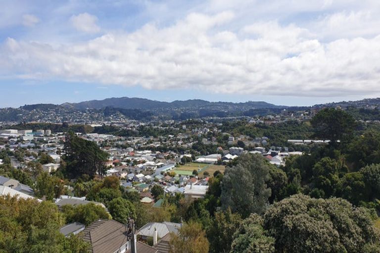 Photo of property in 24 Nevay Road, Karaka Bays, Wellington, 6022