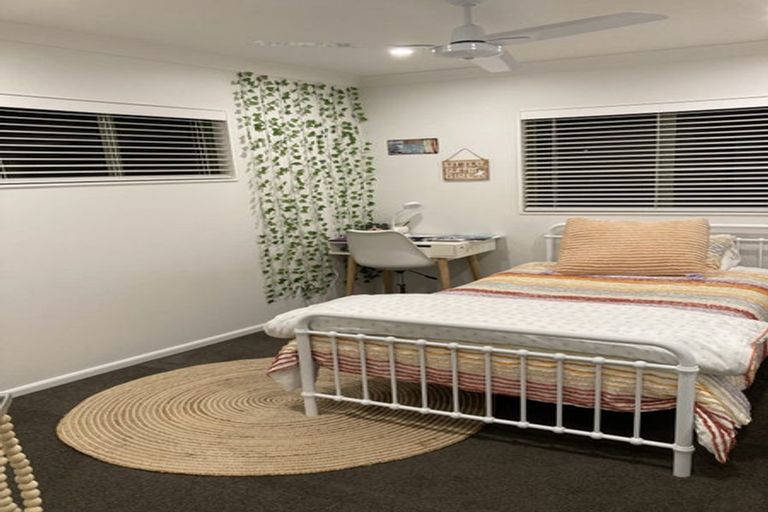 Photo of property in 43 Walton Street, Red Beach, 0932