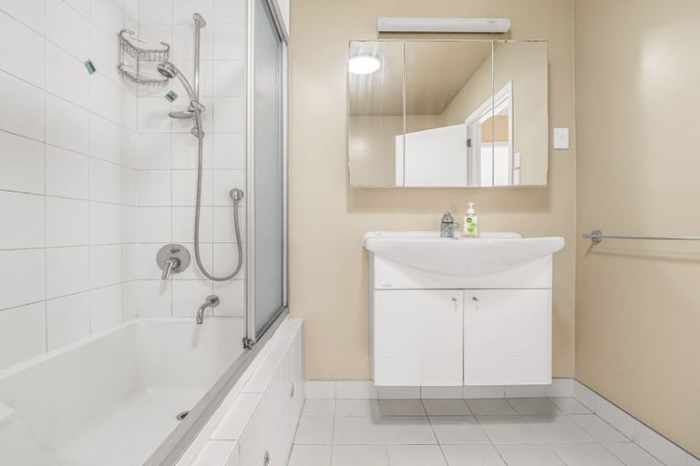 Photo of property in 10 Mackwood Place, Birkdale, Auckland, 0626