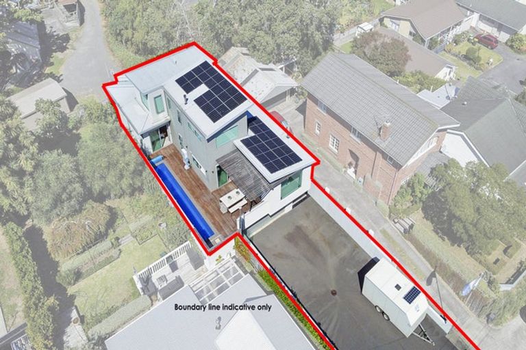 Photo of property in 10 Pendarves Street, New Plymouth, 4310