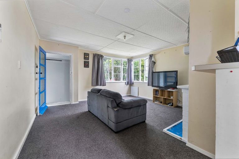 Photo of property in 2 Dixon Avenue, Hawera, 4610