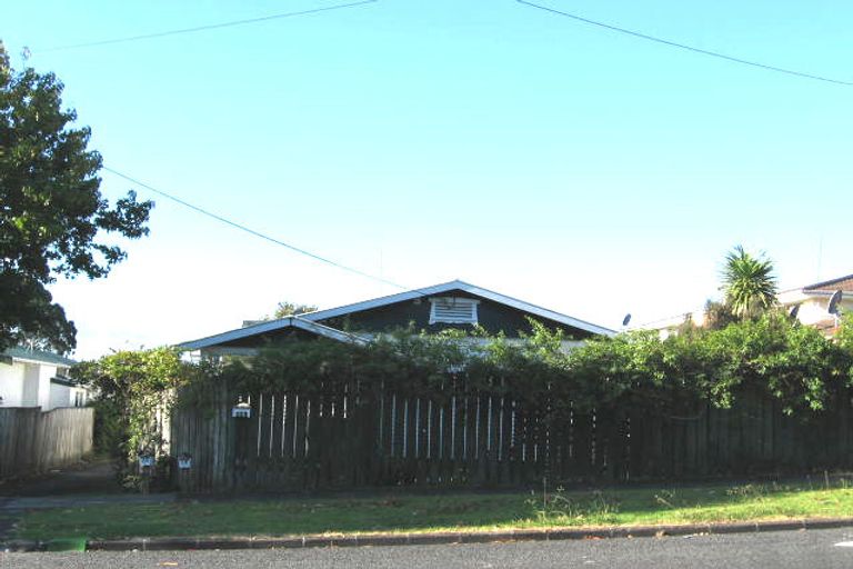 Photo of property in 24 Islington Avenue, New Lynn, Auckland, 0600