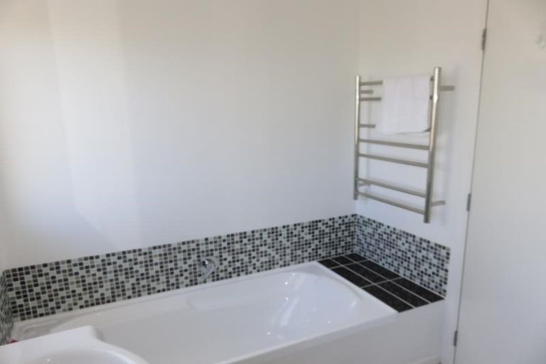 Photo of property in 36a Horokiwi Road West, Newlands, Wellington, 6037