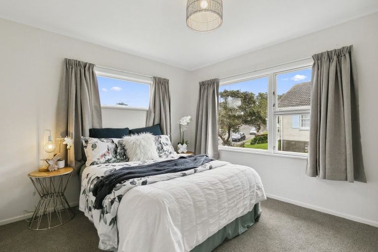 Photo of property in 16 Stewart Drive, Newlands, Wellington, 6037