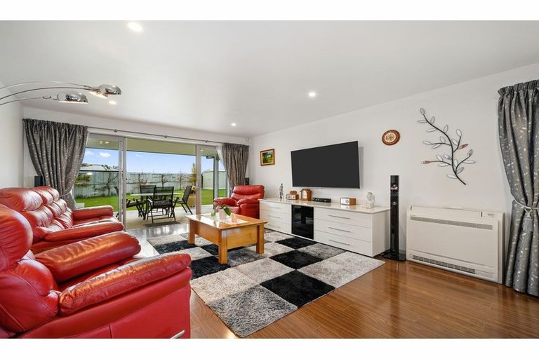 Photo of property in 37 Koura Drive, Rangiora, 7400