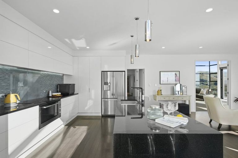 Photo of property in 8 Valley View, Mount Pleasant, Christchurch, 8081