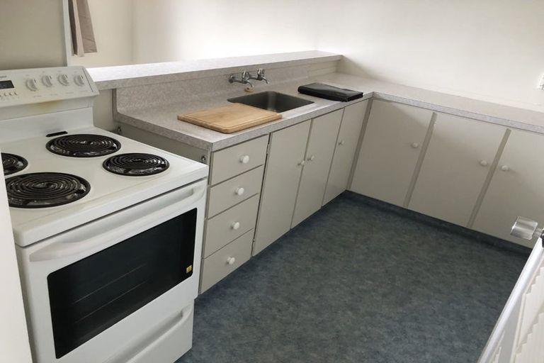 Photo of property in 47f2 Edgecombe Street, Newlands, Wellington, 6037