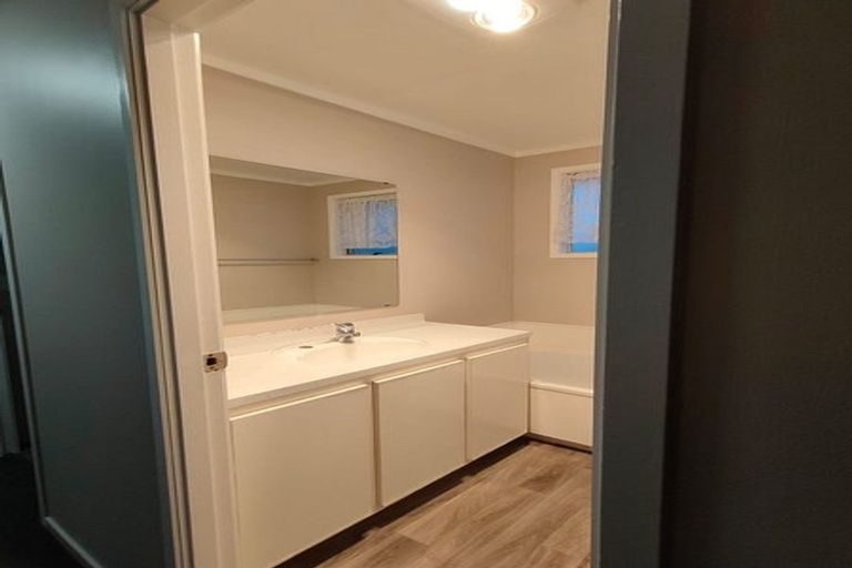 Photo of property in 20 Foyle Place, Glendene, Auckland, 0602