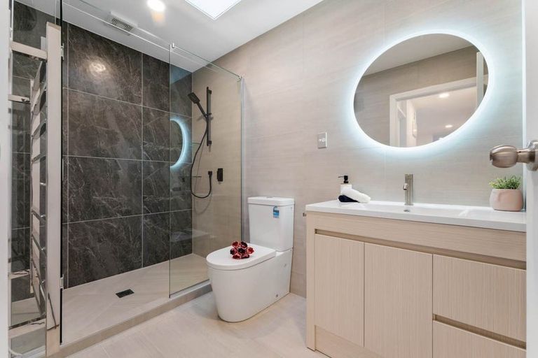 Photo of property in 2/612 Beach Road, Browns Bay, Auckland, 0630