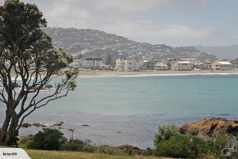 Photo of property in 2/330 Queens Drive, Lyall Bay, Wellington, 6022