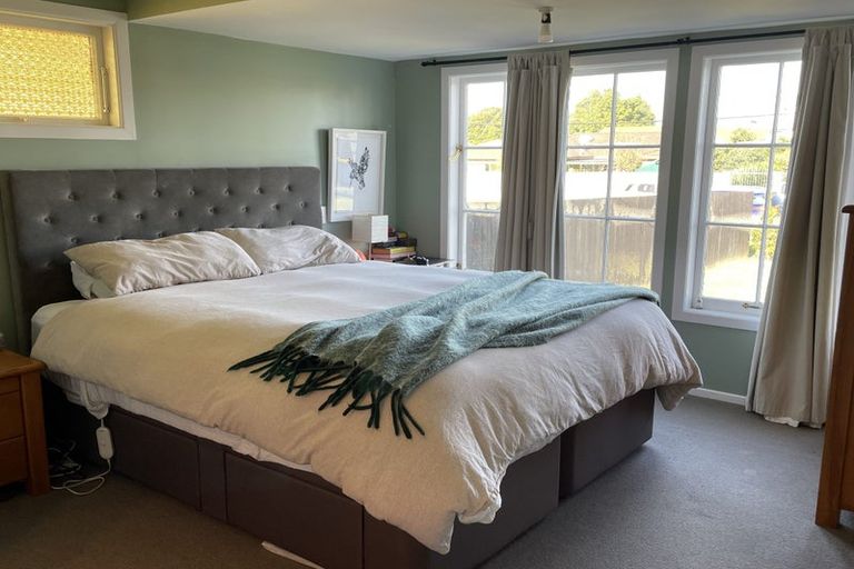 Photo of property in 28 Harbour View Road, Te Atatu Peninsula, Auckland, 0610