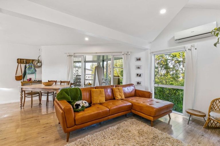 Photo of property in 96a Wade River Road, Stanmore Bay, Whangaparaoa, 0932