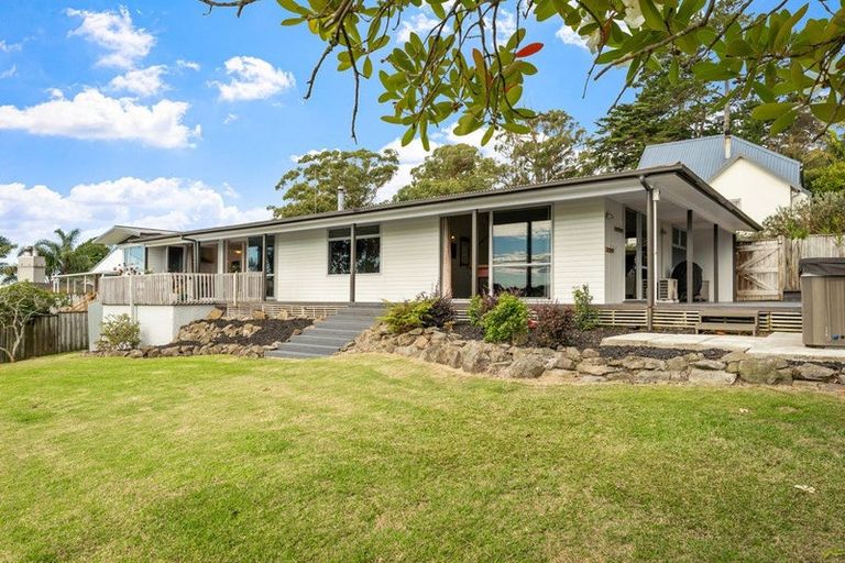 Photo of property in 12 Tawhana Crescent, Red Beach, 0932