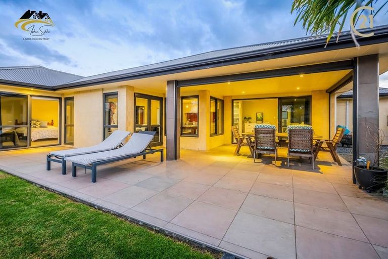 Photo of property in 32 Ripple Grove, Waiuku, 2123