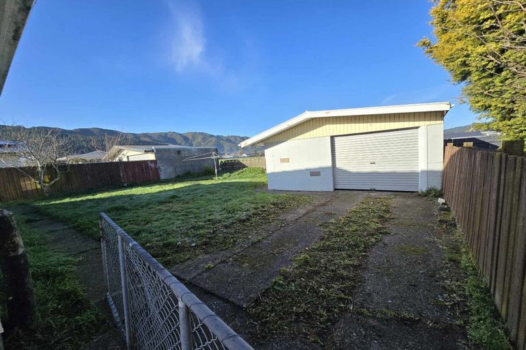 Photo of property in 6 Matthews Road, Wainuiomata, Lower Hutt, 5014