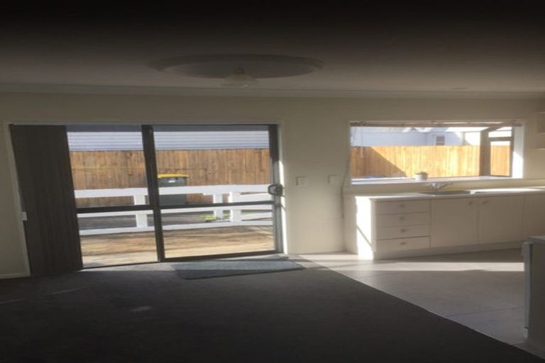 Photo of property in 2/54 Gloria Avenue, Te Atatu Peninsula, Auckland, 0610