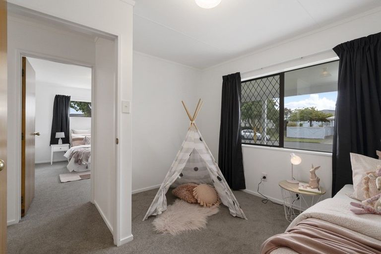 Photo of property in 69 Hillcrest Drive, Kelvin Grove, Palmerston North, 4414