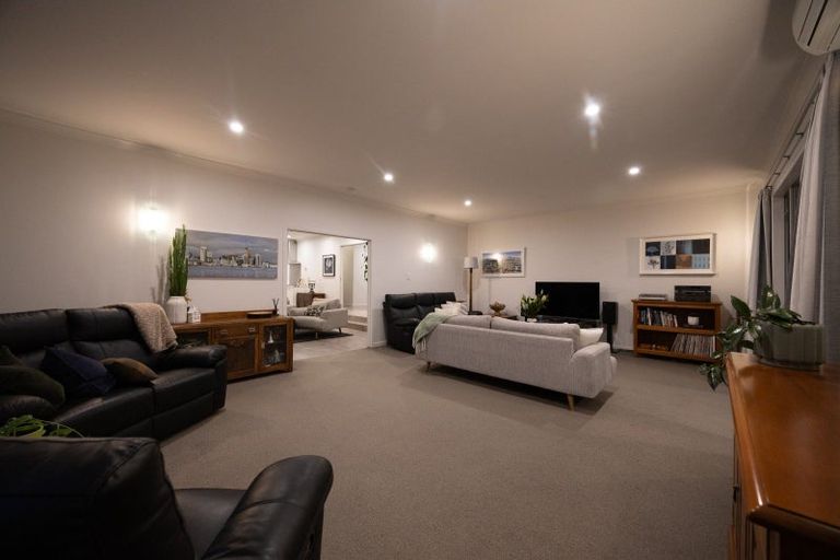 Photo of property in 100 Ruapehu Drive, Fitzherbert, Palmerston North, 4410