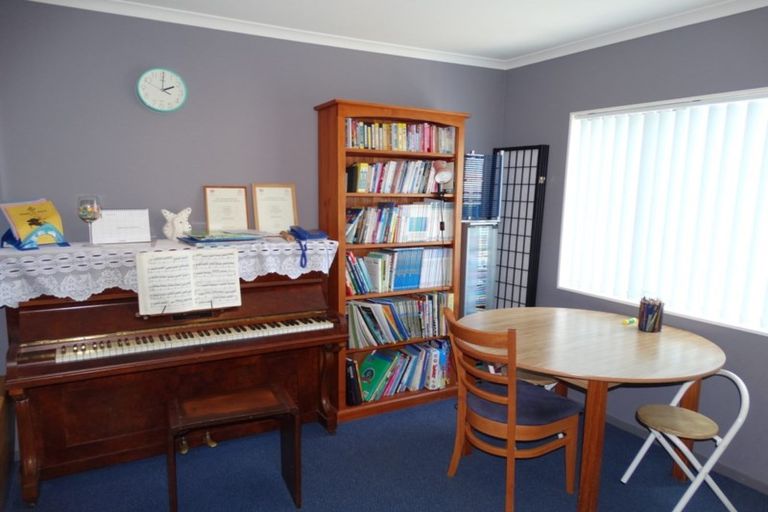 Photo of property in 13 Fleetwood Drive, Henderson, Auckland, 0612