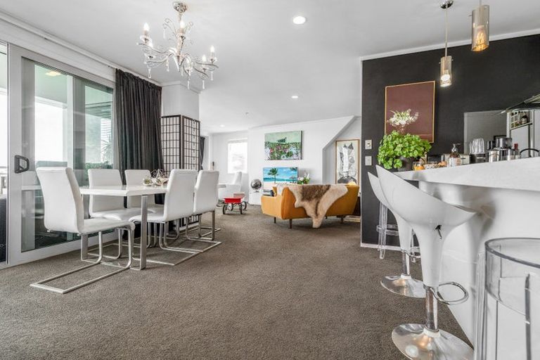 Photo of property in 72 Devonport Road, Tauranga, 3110